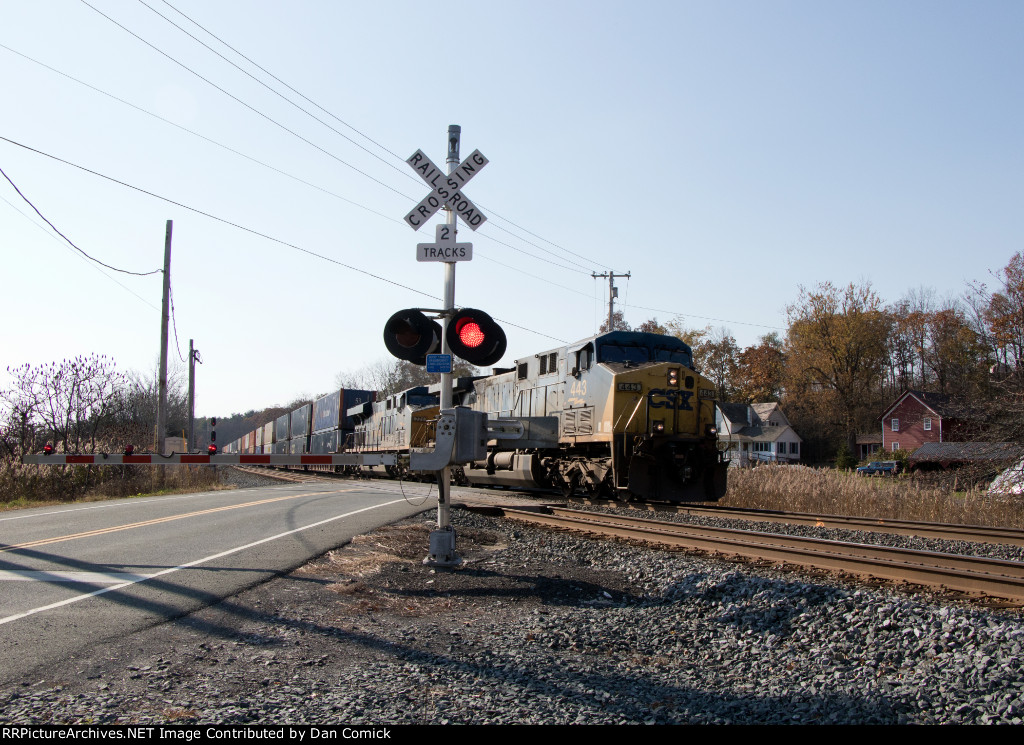 CSX 443 Leads I007 at Hannacroix